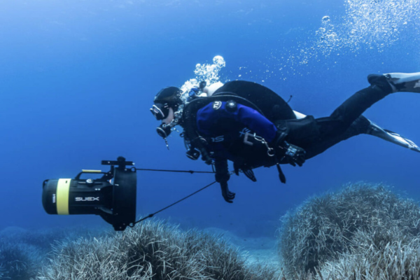 Suex DPV attached to a diver diving