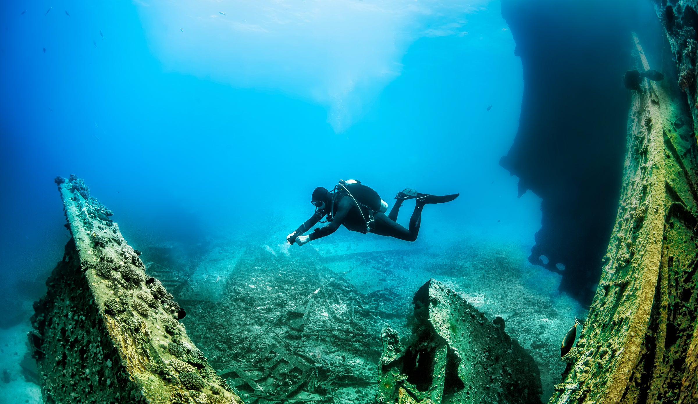 Diver diving an XDEEEP Wing over a wreck