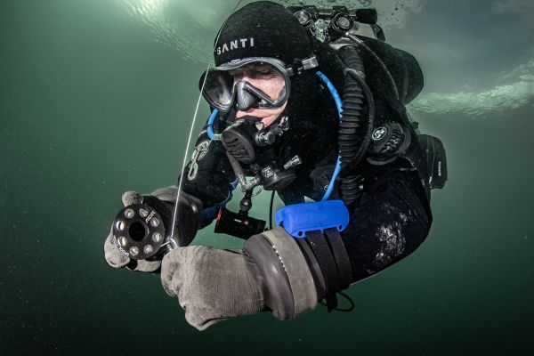 Diver wearing a Santi drysuit using an Agir spool