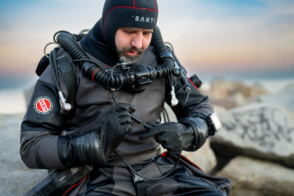 Diver with Edge drysuit, drygloves and heating 